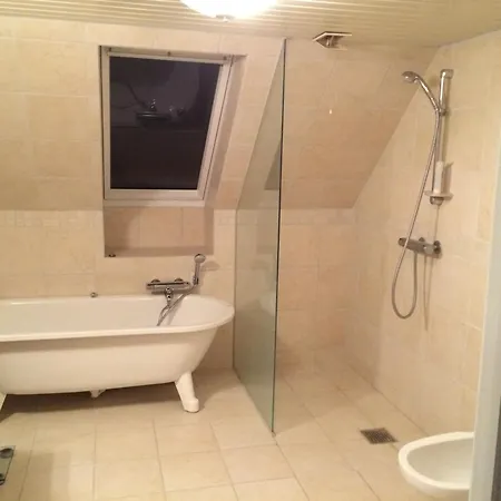 Rummeligt Vaerelse Pa 1 Sal I Rolig I Habitación en casa particular