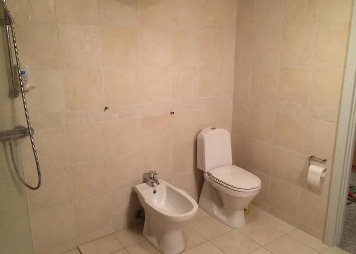 Rummeligt Vaerelse Pa 1 Sal I Rolig I Habitación en casa particular *