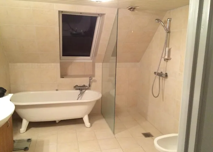 Rummeligt Vaerelse Pa 1 Sal I Rolig I Habitación en casa particular